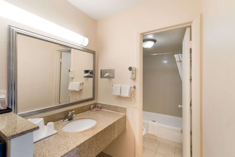 Standard Room, 1 King Bed, Non Smoking | Bathroom | Combined shower/tub, free toiletries, towels