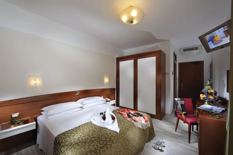 Classic Double Room | In-room safe, desk, free WiFi