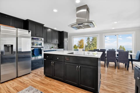 House, 5 Bedrooms | Private kitchen | Fridge, oven, coffee/tea maker