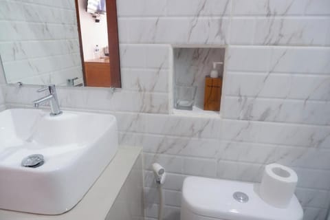 Deluxe King or Queen Room | Bathroom | Shower, rainfall showerhead, free toiletries, towels