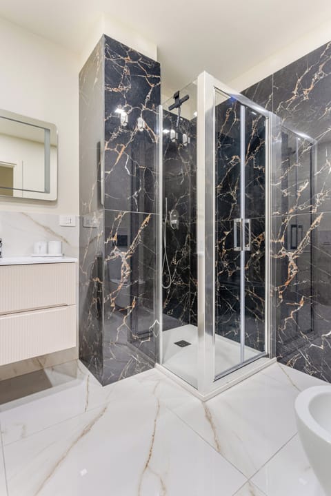 Deluxe Apartment | Bathroom | Shower