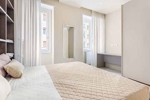 Deluxe Apartment | Iron/ironing board, free WiFi