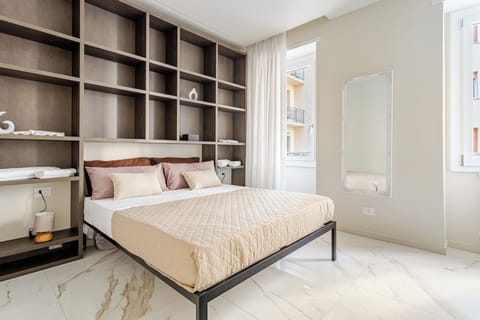 Deluxe Apartment | Iron/ironing board, free WiFi