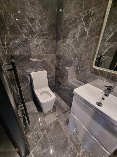 Deluxe Double Room, City View | Bathroom | Free toiletries, towels, soap, shampoo