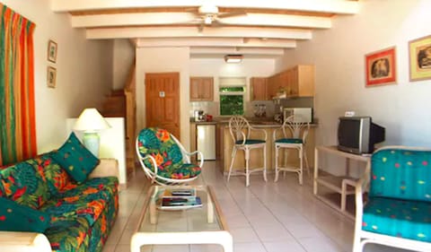 Standard Apartment, 1 Bedroom | Living area | 32-inch TV with cable channels