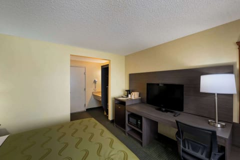 Standard Room, 1 Queen Bed, Non Smoking | Desk, blackout drapes, iron/ironing board, free WiFi