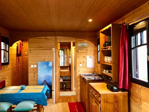 Classic Cottage, Balcony, Garden View | Private kitchen