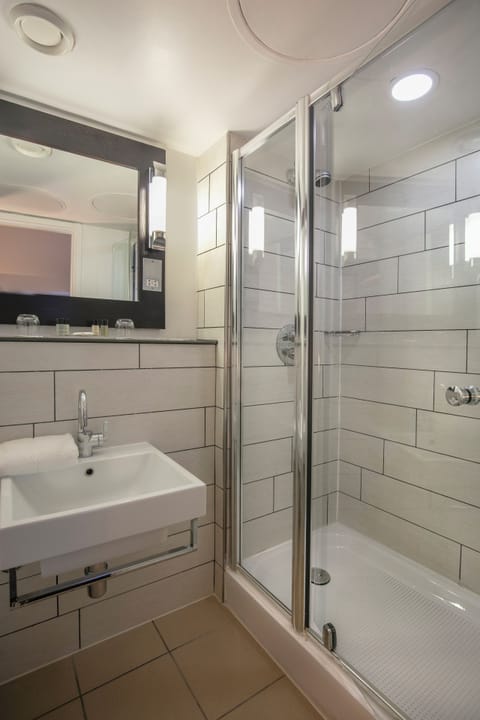 Combined shower/tub, towels