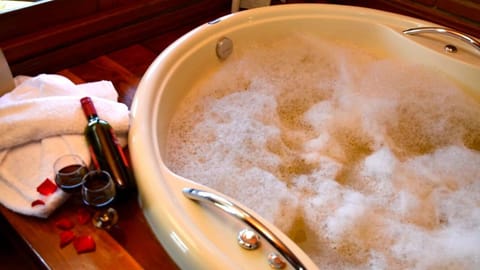 Chalet | Private spa tub