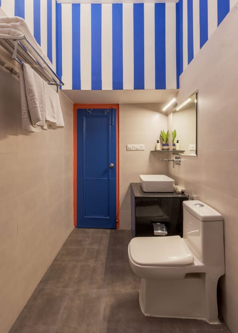 Suite, Balcony, Garden View | Bathroom | Shower, free toiletries, hair dryer, slippers