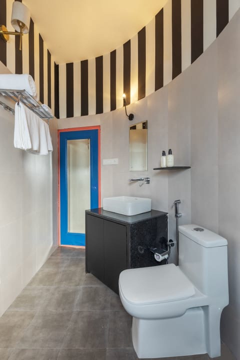 Deluxe Double Room, Balcony, City View | Bathroom | Shower, free toiletries, hair dryer, slippers