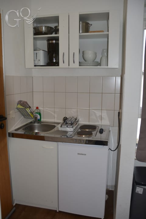 Deluxe Studio Suite | Private kitchen | Fridge, microwave, cookware/dishes/utensils