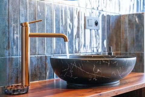 Deluxe Double Room, Canal View | Bathroom | Hair dryer, towels, soap, shampoo