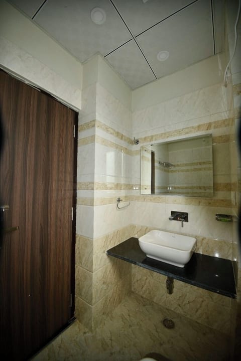 Luxury Double Room | Bathroom | Shower, free toiletries, slippers, towels