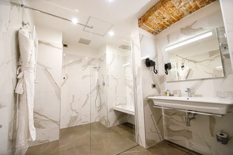 Junior Suite | Bathroom | Shower, rainfall showerhead, free toiletries, hair dryer