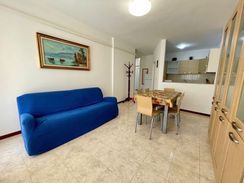 Apartment, 2 Bedrooms, Balcony, Ocean View | Living room