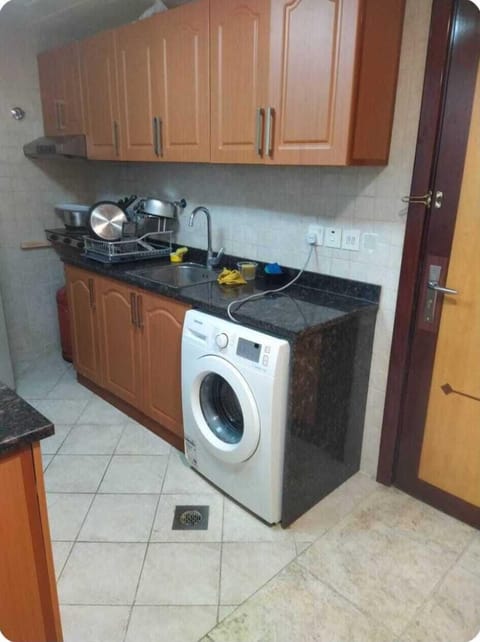 Full-size fridge, stovetop, toaster, cookware/dishes/utensils