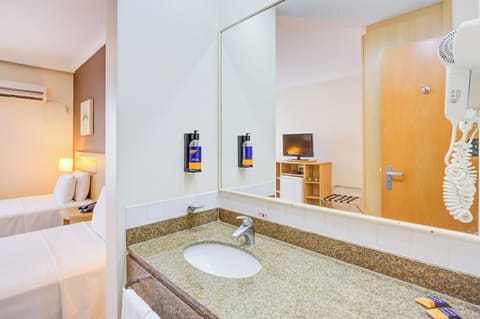 Superior Twin Room | Bathroom | Shower, hair dryer, towels