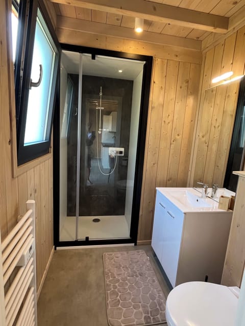 Comfort Chalet, Lake View | Bathroom