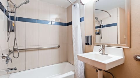 Combined shower/tub, free toiletries, hair dryer, towels