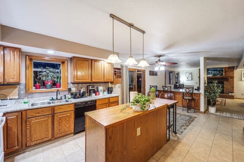 House (6 Bedrooms) | Interior