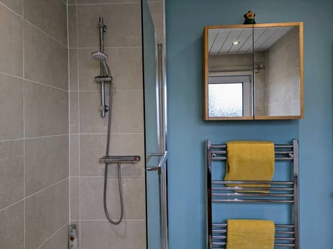 Combined shower/tub, slippers, soap, shampoo