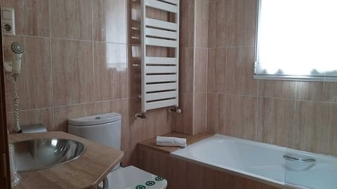 Standard Triple Room | Bathroom | Free toiletries, hair dryer, towels