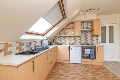 Classic Apartment, 3 Bedrooms, Non Smoking | Private kitchen | Electric kettle, toaster