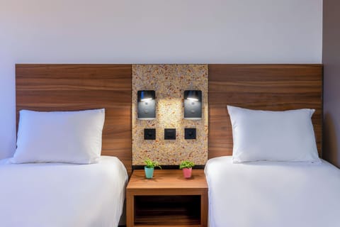 Room, 2 Twin Beds | Desk, laptop workspace, soundproofing, free WiFi