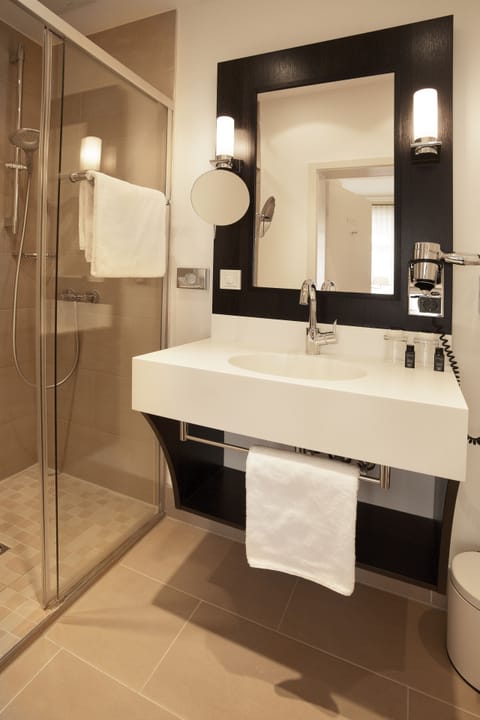 Standard Single Room, 1 Twin Bed | Bathroom | Combined shower/tub, free toiletries, hair dryer, towels