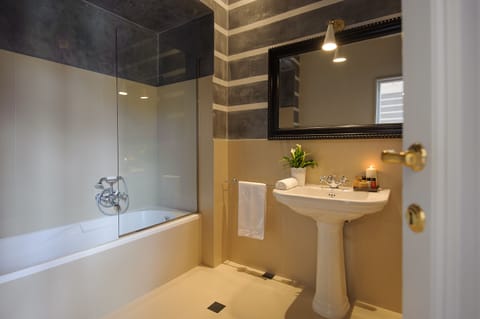 Premium Double Room | Bathroom | Free toiletries, hair dryer, slippers, towels