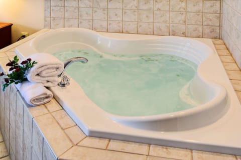 One king whirlpool | Bathroom | Combined shower/tub, free toiletries, hair dryer, towels