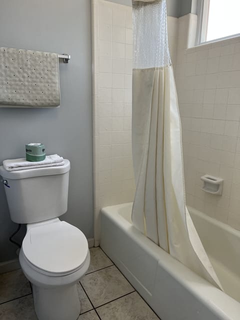 Room, 2 Queen Beds | Bathroom | Combined shower/tub, towels