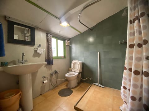 Classic Room | Bathroom | Shower, rainfall showerhead, free toiletries, hair dryer