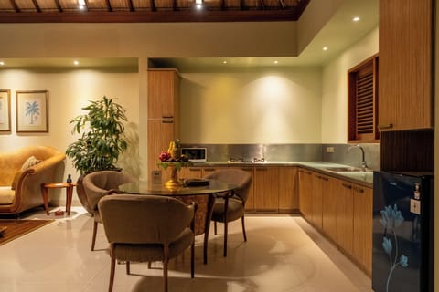 Comfort Villa, Pool View | Private kitchen | Dining tables