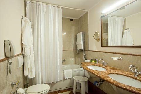 Triple Room | Bathroom | Eco-friendly toiletries, hair dryer, slippers, bidet