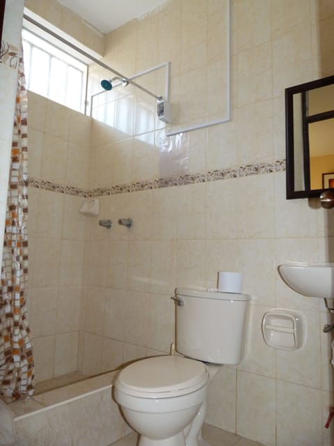 Twin Room | Bathroom | Shower, free toiletries, towels