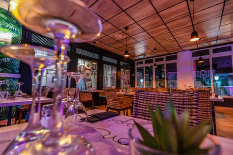 2 restaurants, breakfast, dinner served; local and international cuisine