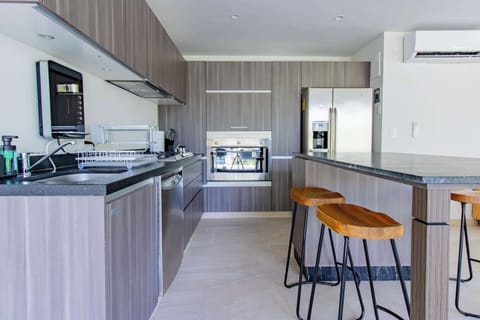 Full-size fridge, microwave, oven, stovetop