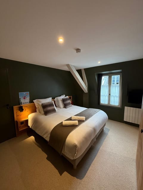 Comfort Double Room | In-room safe, desk, soundproofing, iron/ironing board