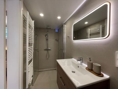 Comfort Studio, Microwave | Bathroom | Shower, hair dryer, towels, soap