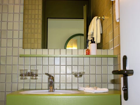 Standard Double or Twin Room, Mountain View | Bathroom | Shower, hair dryer, towels, soap