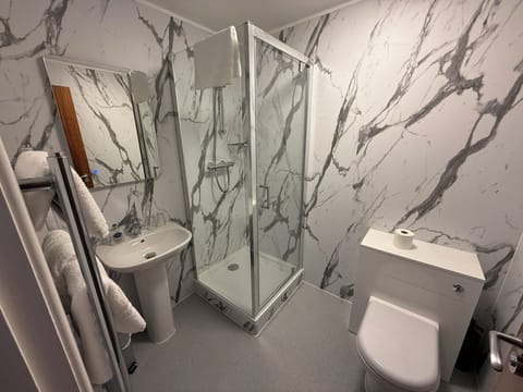 Comfort Double or Twin Room, Garden View | Bathroom | Towels, soap, shampoo, toilet paper