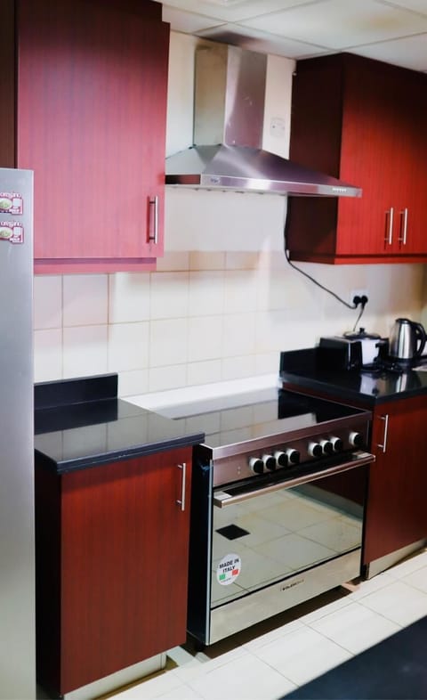 Full-size fridge, microwave, oven, cookware/dishes/utensils