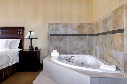 Suite, 1 King Bed, Non Smoking (Whirlpool) | In-room safe, desk, laptop workspace, blackout drapes