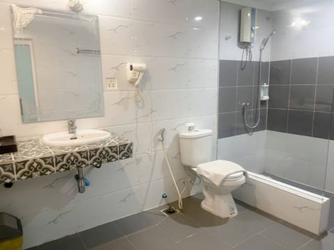 Shower, rainfall showerhead, free toiletries, hair dryer