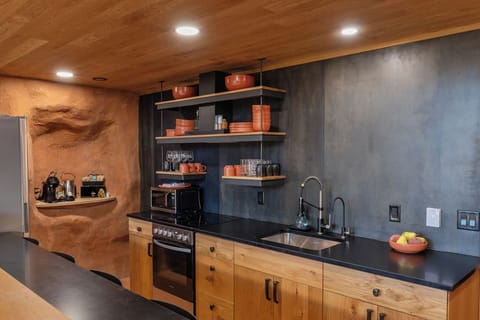 Private kitchen | Fridge, microwave, oven, stovetop