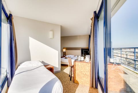 Comfort Triple Room | Desk, soundproofing, iron/ironing board, free WiFi