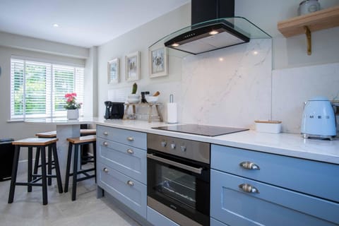 Cottage (3 Bedrooms) | Private kitchen | Microwave, oven