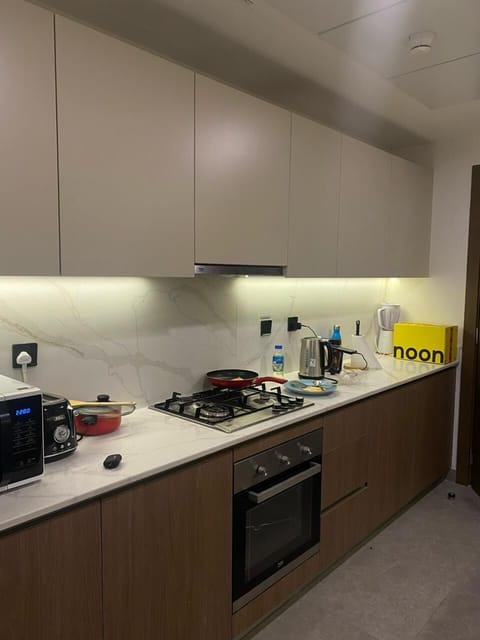 Full-size fridge, microwave, oven, cookware/dishes/utensils